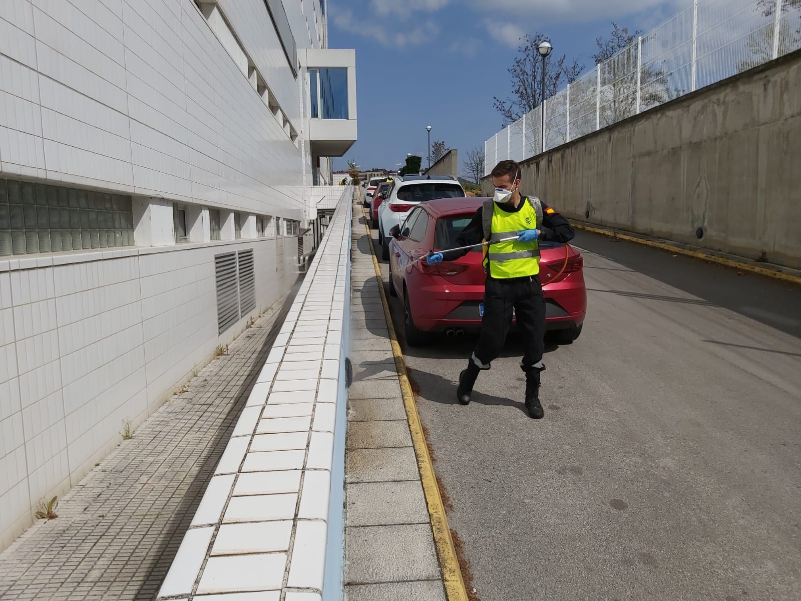 Valderas, Astorga, Bembibre, San Andrés, Ponferrada, Valverde la Virgen o Villacorta son algunos de los puntos en los que la Unidad Militar de Emergencias (UME) ha actuado este lunes. El objetivo, en todos los casos, ha sido la desinfección de lugares públicos, edificios, residencias de ancianos o el CRE de San Andrés. Los trabajos se extenderán a lo largo de las próximas jornadas.