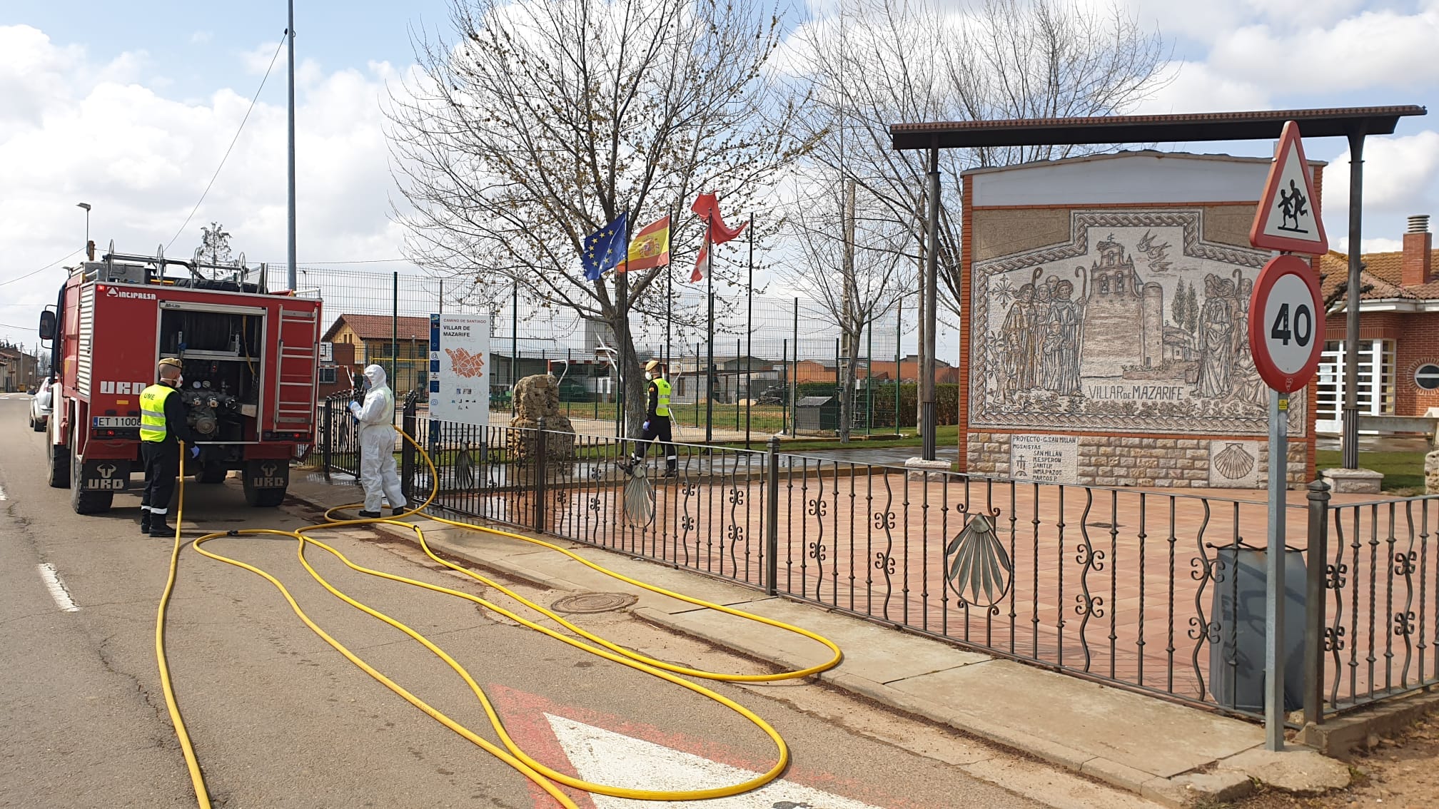 Valderas, Astorga, Bembibre, San Andrés, Ponferrada, Valverde la Virgen o Villacorta son algunos de los puntos en los que la Unidad Militar de Emergencias (UME) ha actuado este lunes. El objetivo, en todos los casos, ha sido la desinfección de lugares públicos, edificios, residencias de ancianos o el CRE de San Andrés. Los trabajos se extenderán a lo largo de las próximas jornadas.