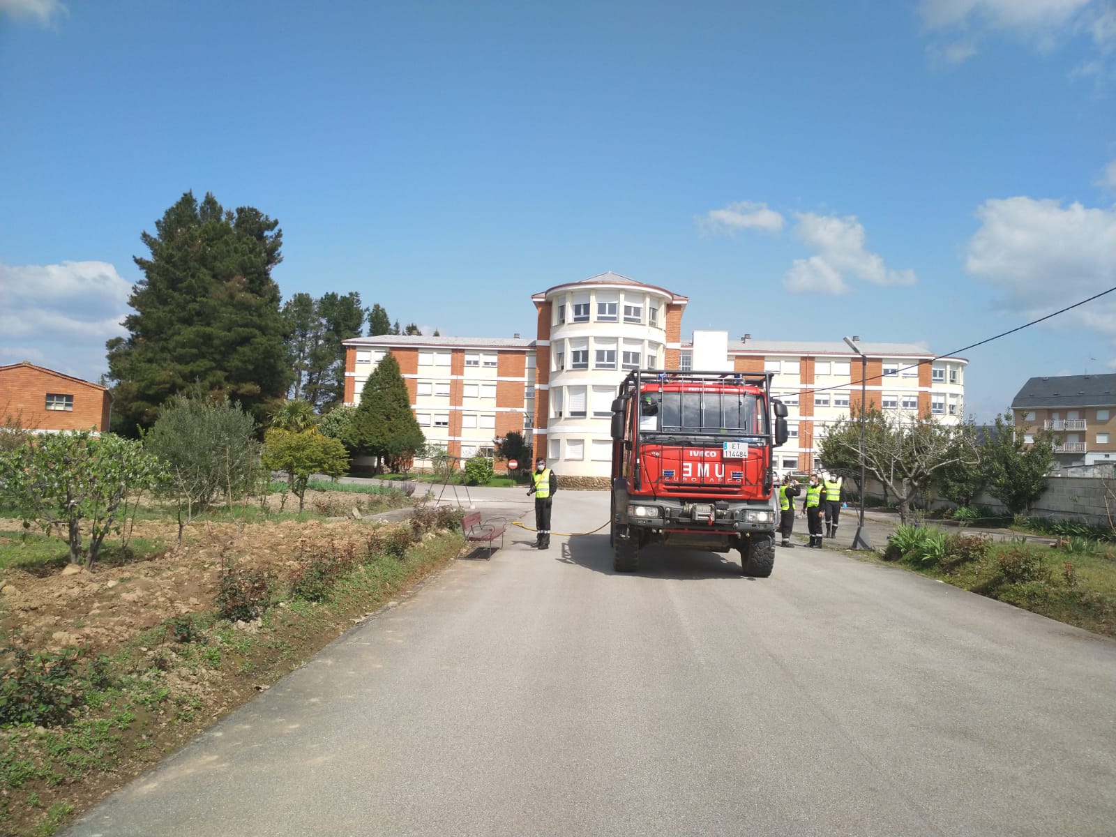 Valderas, Astorga, Bembibre, San Andrés, Ponferrada, Valverde la Virgen o Villacorta son algunos de los puntos en los que la Unidad Militar de Emergencias (UME) ha actuado este lunes. El objetivo, en todos los casos, ha sido la desinfección de lugares públicos, edificios, residencias de ancianos o el CRE de San Andrés. Los trabajos se extenderán a lo largo de las próximas jornadas.