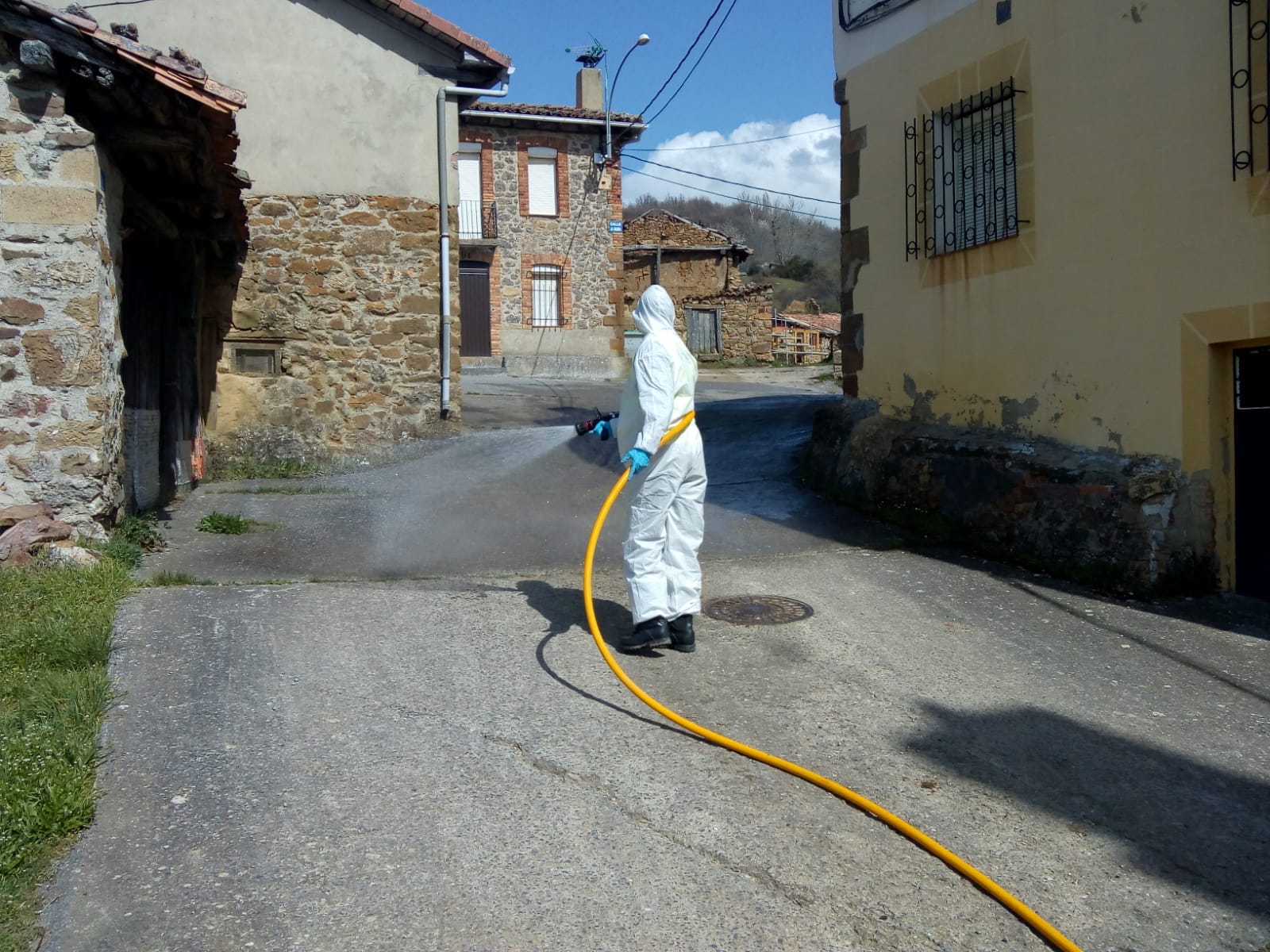 Valderas, Astorga, Bembibre, San Andrés, Ponferrada, Valverde la Virgen o Villacorta son algunos de los puntos en los que la Unidad Militar de Emergencias (UME) ha actuado este lunes. El objetivo, en todos los casos, ha sido la desinfección de lugares públicos, edificios, residencias de ancianos o el CRE de San Andrés. Los trabajos se extenderán a lo largo de las próximas jornadas.