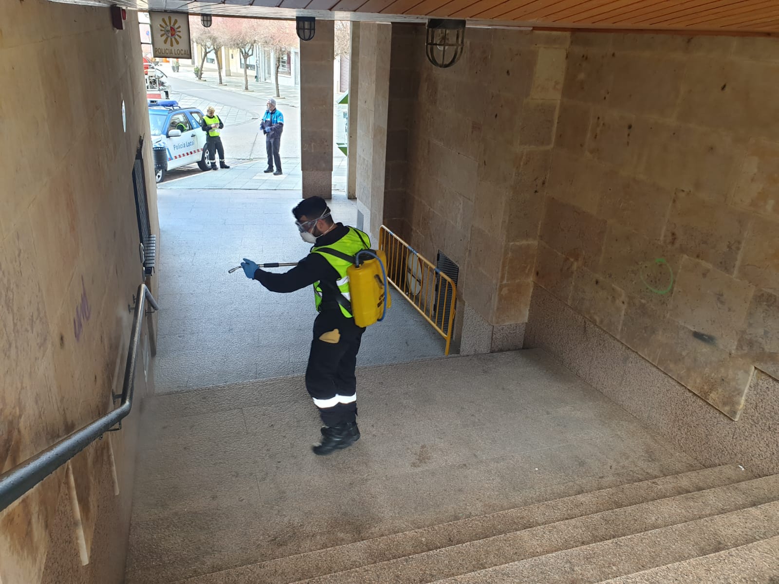 Valderas, Astorga, Bembibre, San Andrés, Ponferrada, Valverde la Virgen o Villacorta son algunos de los puntos en los que la Unidad Militar de Emergencias (UME) ha actuado este lunes. El objetivo, en todos los casos, ha sido la desinfección de lugares públicos, edificios, residencias de ancianos o el CRE de San Andrés. Los trabajos se extenderán a lo largo de las próximas jornadas.