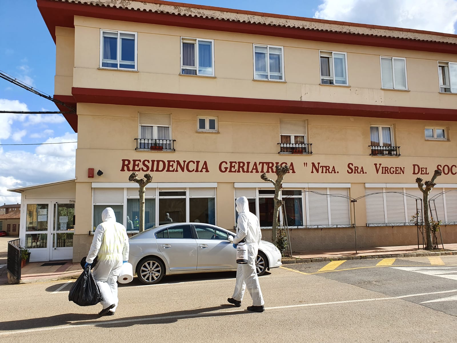 Valderas, Astorga, Bembibre, San Andrés, Ponferrada, Valverde la Virgen o Villacorta son algunos de los puntos en los que la Unidad Militar de Emergencias (UME) ha actuado este lunes. El objetivo, en todos los casos, ha sido la desinfección de lugares públicos, edificios, residencias de ancianos o el CRE de San Andrés. Los trabajos se extenderán a lo largo de las próximas jornadas.