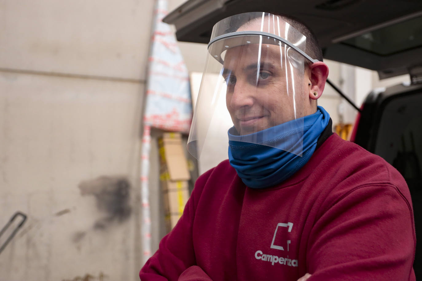 Fotos: La empresa Camperiza-T recoge, fabrica y dona pantallas protectoras