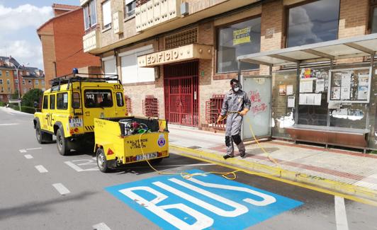 Voluntarios de Protección Civil desinfectando zonas del municipio de La Virgen del Camino