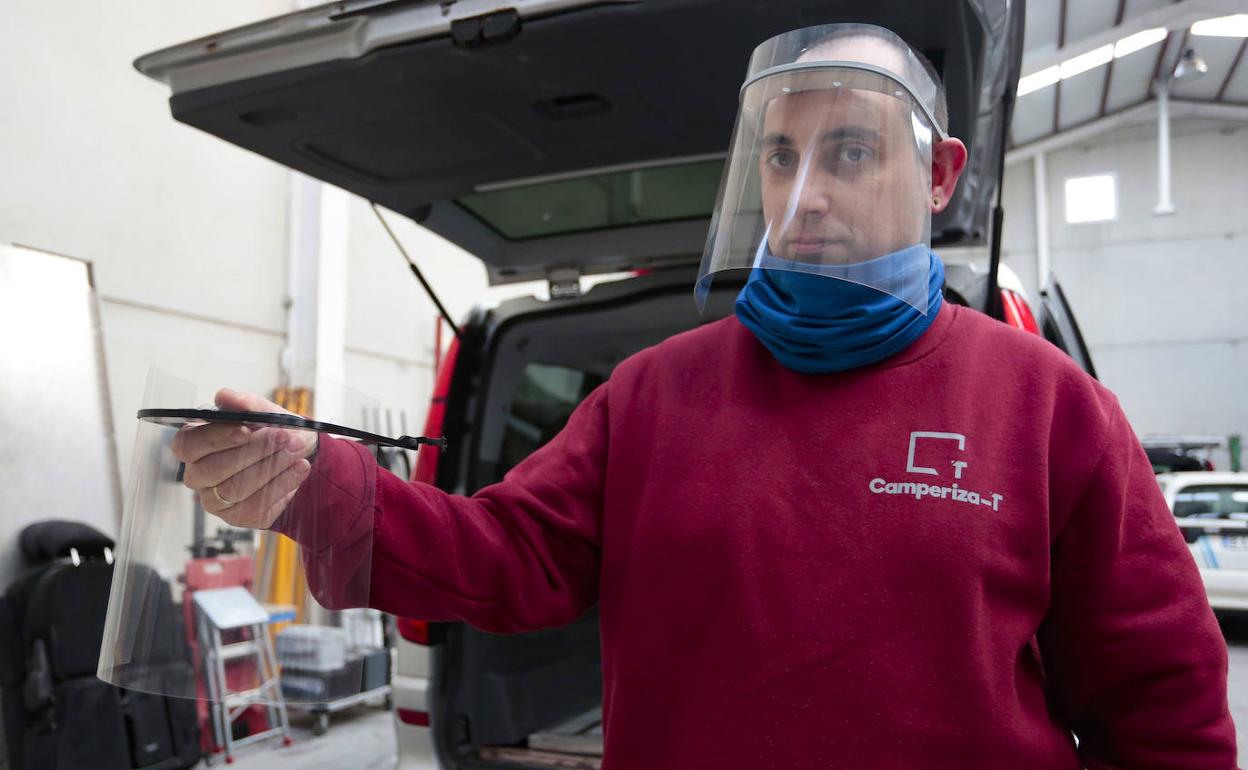 Tino Álvarez, de la empresa Camperiza-T, recoge, fabrica y dona pantallas protectoras elaboradas con impresoras 3D al Hospital Universitario de León. 