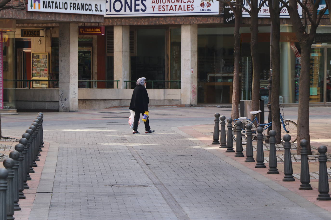 La imagen sigue siendo la habitual a la que se veía estos días de atrás durante el confinamiento. Gente haciendo sus compras o dirigiéndose decididamente hacia algún lugar, aunque también es la tónica ver a personas de riesgo circulando por las calles sin motivo aparente. El Ejército de Tierra tambien está desplegado por las calles de la capital leonesa.