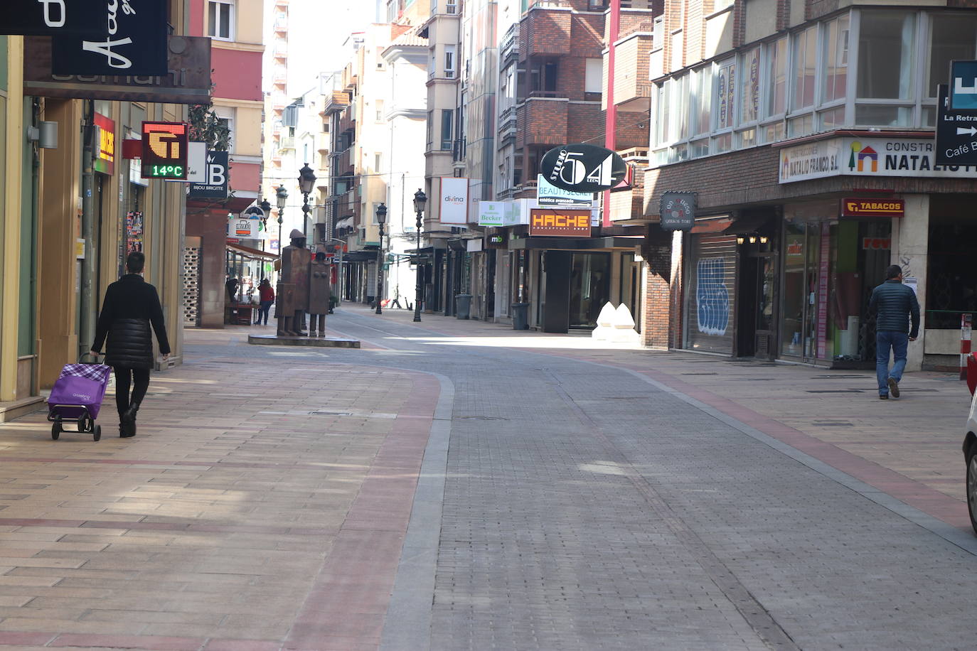 La imagen sigue siendo la habitual a la que se veía estos días de atrás durante el confinamiento. Gente haciendo sus compras o dirigiéndose decididamente hacia algún lugar, aunque también es la tónica ver a personas de riesgo circulando por las calles sin motivo aparente. El Ejército de Tierra tambien está desplegado por las calles de la capital leonesa.