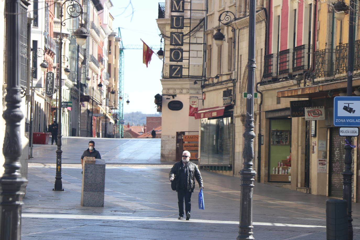 La imagen sigue siendo la habitual a la que se veía estos días de atrás durante el confinamiento. Gente haciendo sus compras o dirigiéndose decididamente hacia algún lugar, aunque también es la tónica ver a personas de riesgo circulando por las calles sin motivo aparente. El Ejército de Tierra tambien está desplegado por las calles de la capital leonesa.