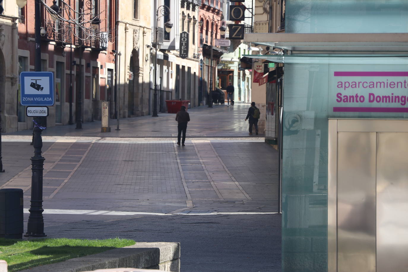 La imagen sigue siendo la habitual a la que se veía estos días de atrás durante el confinamiento. Gente haciendo sus compras o dirigiéndose decididamente hacia algún lugar, aunque también es la tónica ver a personas de riesgo circulando por las calles sin motivo aparente. El Ejército de Tierra tambien está desplegado por las calles de la capital leonesa.