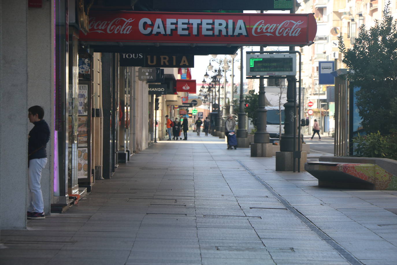 La imagen sigue siendo la habitual a la que se veía estos días de atrás durante el confinamiento. Gente haciendo sus compras o dirigiéndose decididamente hacia algún lugar, aunque también es la tónica ver a personas de riesgo circulando por las calles sin motivo aparente. El Ejército de Tierra tambien está desplegado por las calles de la capital leonesa.