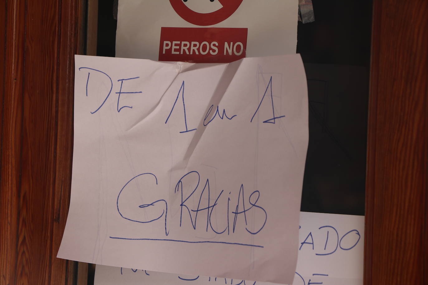 La imagen sigue siendo la habitual a la que se veía estos días de atrás durante el confinamiento. Gente haciendo sus compras o dirigiéndose decididamente hacia algún lugar, aunque también es la tónica ver a personas de riesgo circulando por las calles sin motivo aparente. El Ejército de Tierra tambien está desplegado por las calles de la capital leonesa.