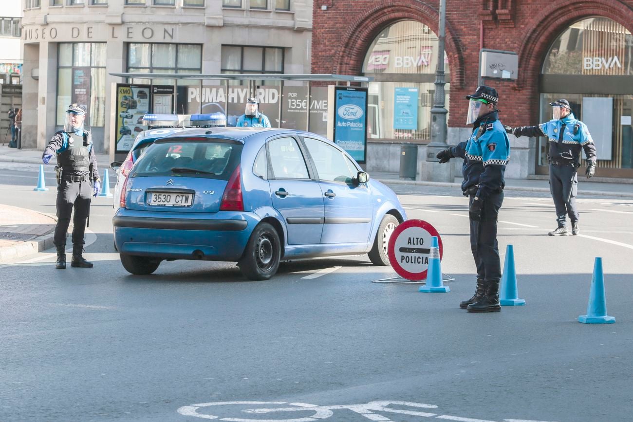 La imagen sigue siendo la habitual a la que se veía estos días de atrás durante el confinamiento. Gente haciendo sus compras o dirigiéndose decididamente hacia algún lugar, aunque también es la tónica ver a personas de riesgo circulando por las calles sin motivo aparente. El Ejército de Tierra tambien está desplegado por las calles de la capital leonesa.