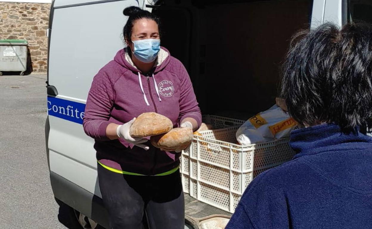 Yenifer Álvarez, trabajadora de la panadería La Espiga de Oro, en La Ribera de Folgoso.
