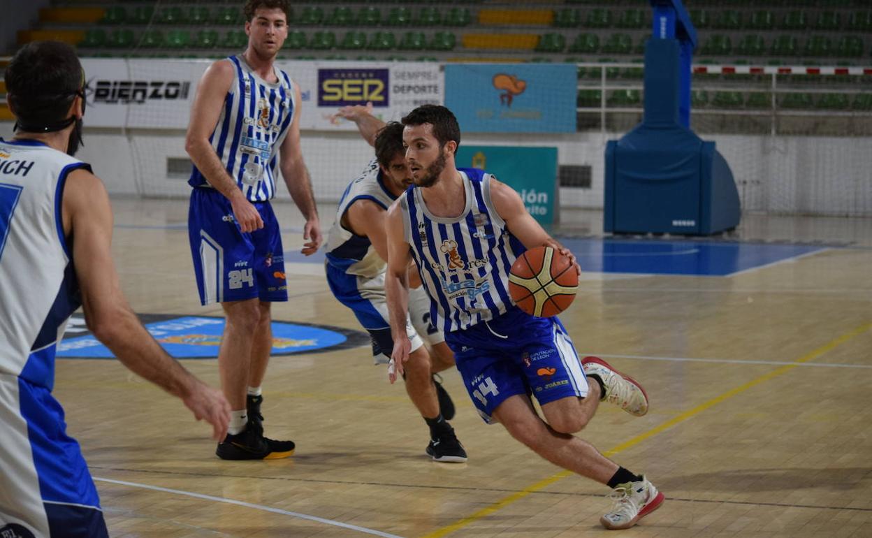 Un momento de un partido del CB Ciudad de Ponferrada.