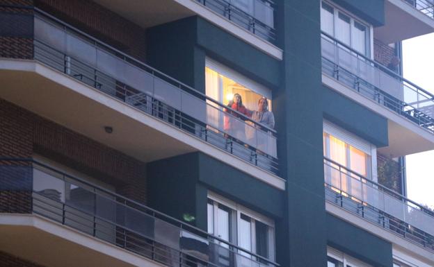 León se une para resistir y aplaude desde sus balcones