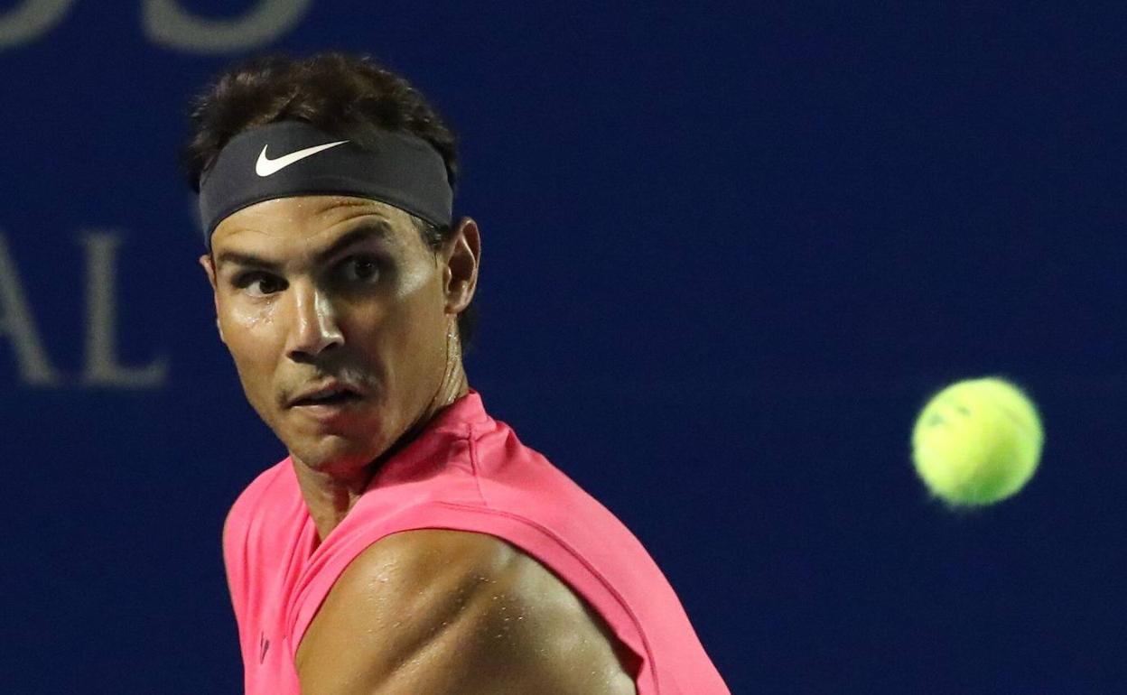 Rafa Nadal se dispone a golpear la bola. 