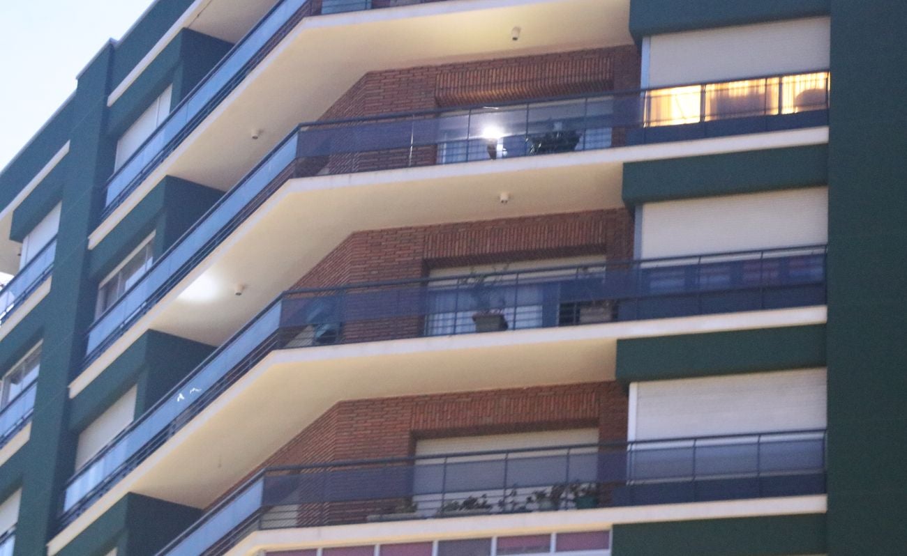 León vuelve a asomarse a los balcones para resistir en la dura cuarentena que mantiene confinada a la ciudad para frenar el Covid-19.