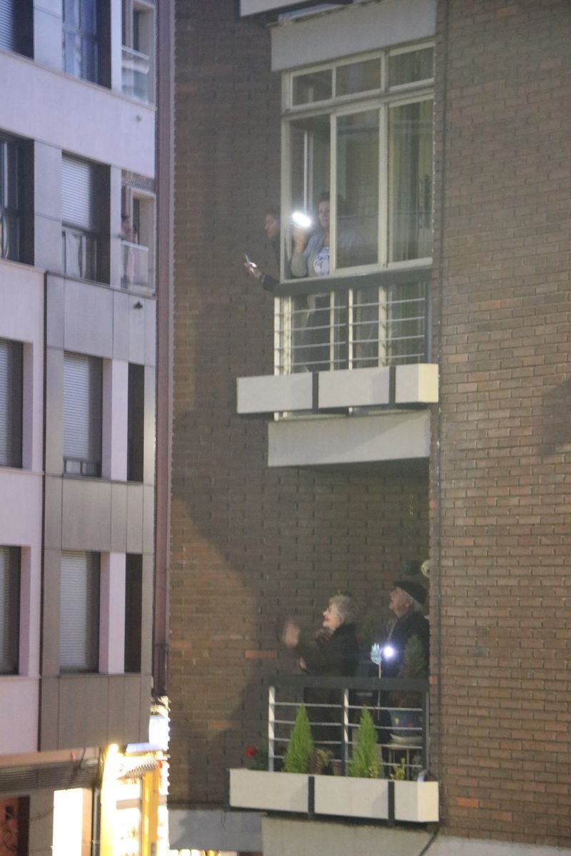 León vuelve a asomarse a los balcones para resistir en la dura cuarentena que mantiene confinada a la ciudad para frenar el Covid-19.