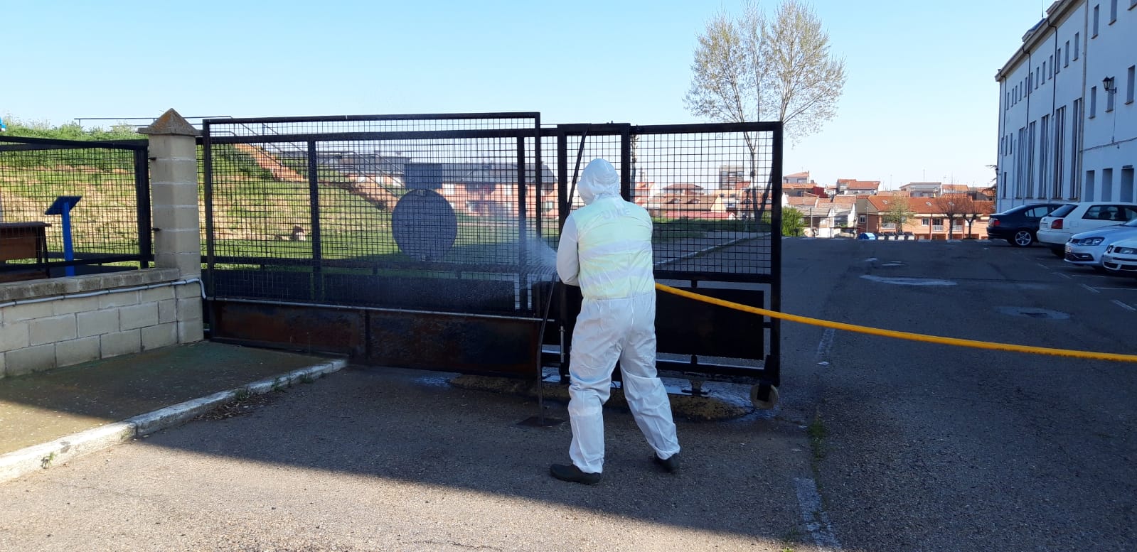 Una unidad de la UME se ha desplazado este viernes a La Bañeza para actuar, entre otros, en ese punto. Lo ha hecho con el fin de proceder a la desinfección de los lugares en los que el virus podría hacerse más presente.