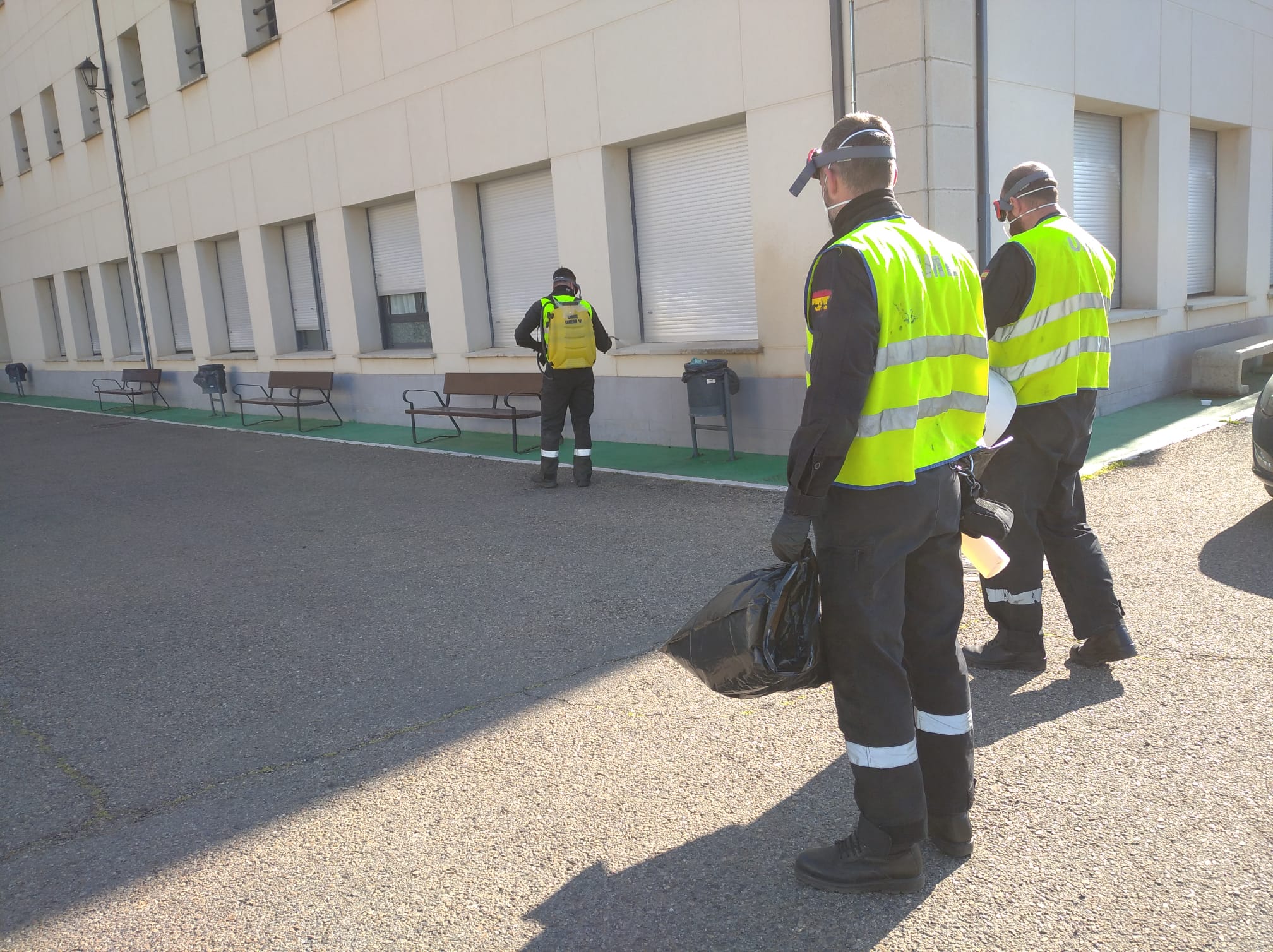 Una unidad de la UME se ha desplazado este viernes a La Bañeza para actuar, entre otros, en ese punto. Lo ha hecho con el fin de proceder a la desinfección de los lugares en los que el virus podría hacerse más presente.