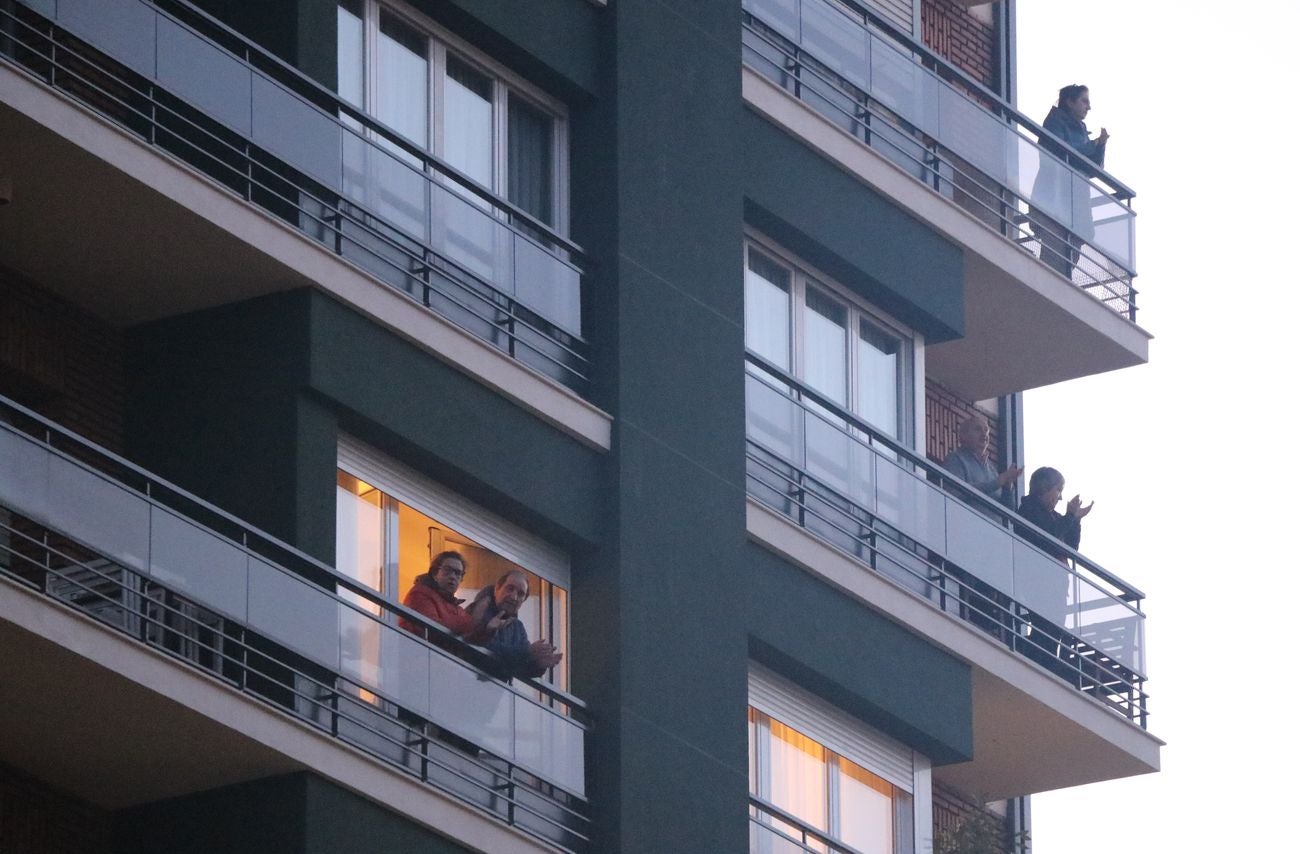 León sale a los balcones para aplaudir a los sanitarios y recordar su lucha por mantener la batalla contra el Covid 19