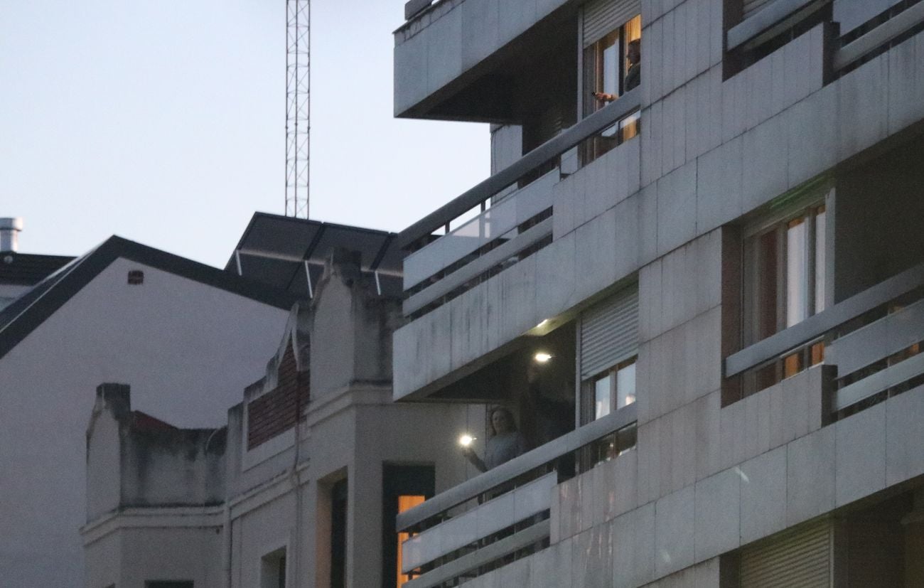 León sale a los balcones para aplaudir a los sanitarios y recordar su lucha por mantener la batalla contra el Covid 19