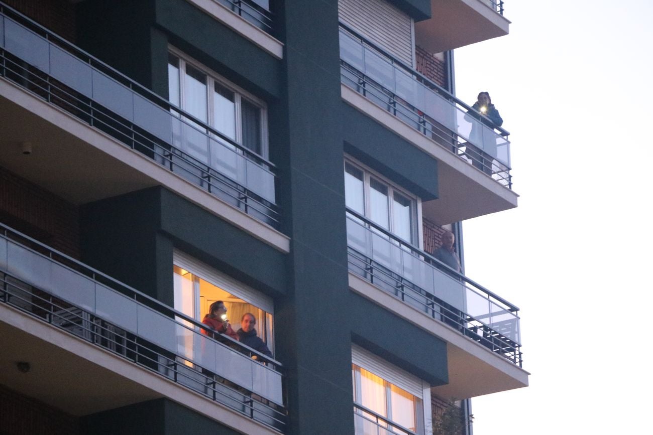 León sale a los balcones para aplaudir a los sanitarios y recordar su lucha por mantener la batalla contra el Covid 19