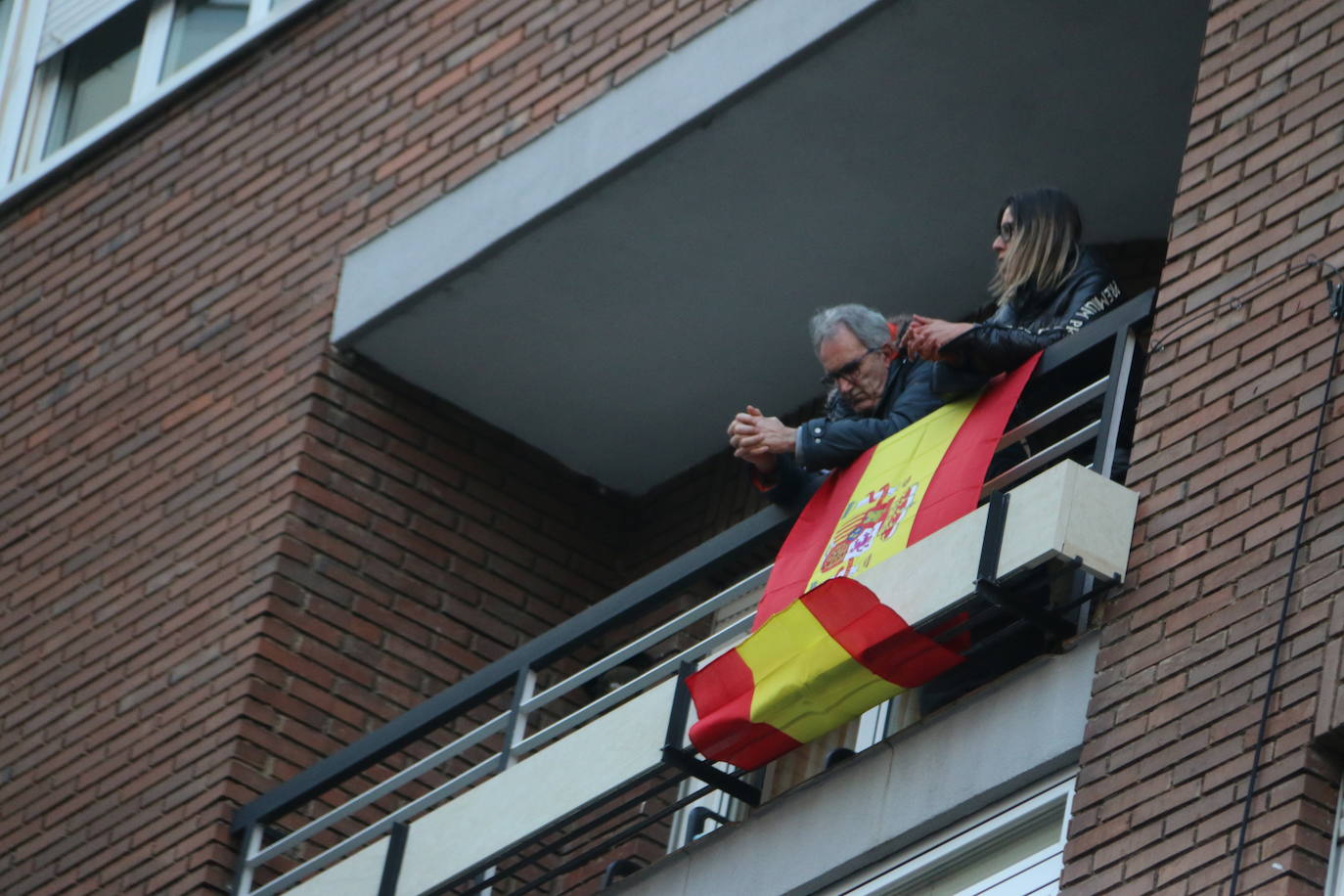 El aplauso ha vuelto a ser la banda sonora de las calles de la capital en un nuevo gesto para reconocer, felicitar y animar a los profesionales de la sanidad española.