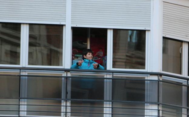 Galería. Los leoneses han vuelto a salir a los balcones. En la imagen, el joven Álvaro ameniza a los vecinos de la calle República Argentina con sus castañuelas.