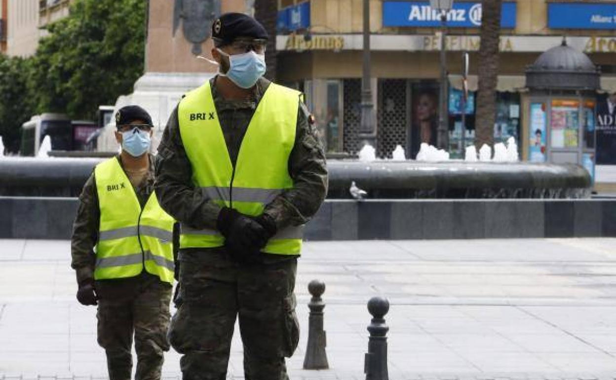 Miembros de la Brigada 'Guzmán el Bueno' X del Ejercito de Tierra realizan tareas de control de movilidad por el centro de Córdoba.