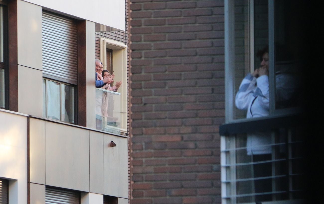 La caída de las temperaturas se compensa con el calor de los leoneses en sus balcones en una nueva jornada de aplauso a los sanitarios en su lucha contra el Covid-19.