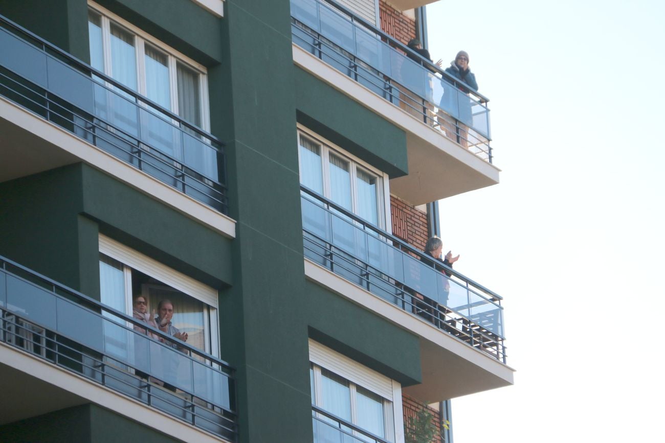 La caída de las temperaturas se compensa con el calor de los leoneses en sus balcones en una nueva jornada de aplauso a los sanitarios en su lucha contra el Covid-19.