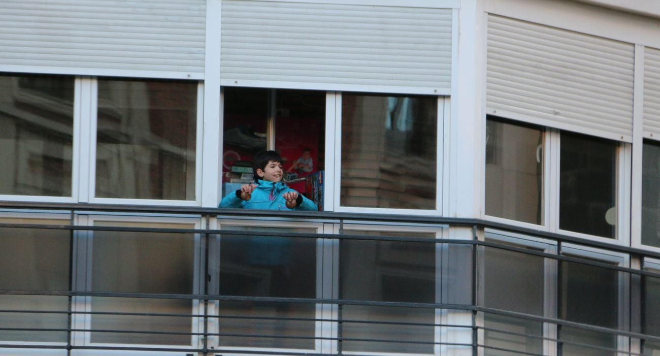 La caída de las temperaturas se compensa con el calor de los leoneses en sus balcones en una nueva jornada de aplauso a los sanitarios en su lucha contra el Covid-19.