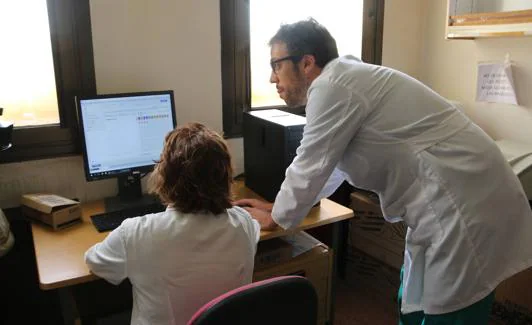 Análisis de pruebas en el laboratorio de Veterinaria.