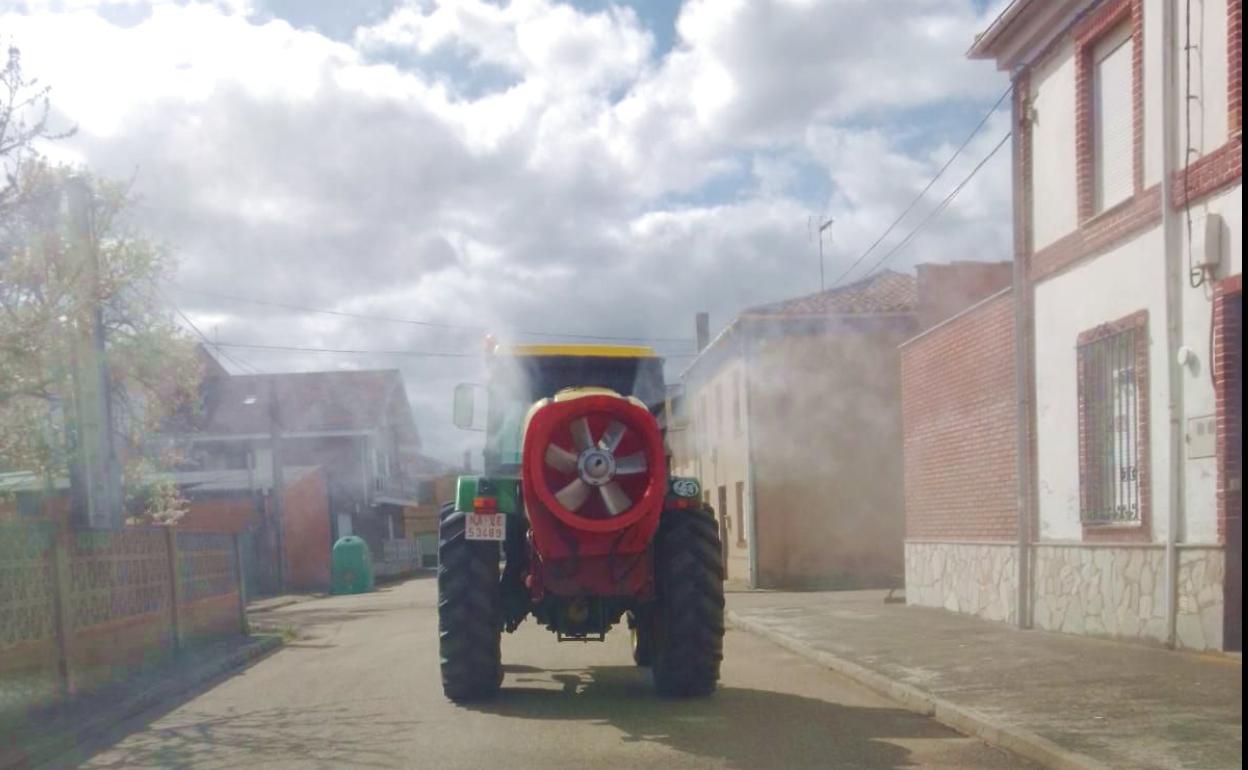 Un tractor desinfecta las calles de Llamas de la Ribera.