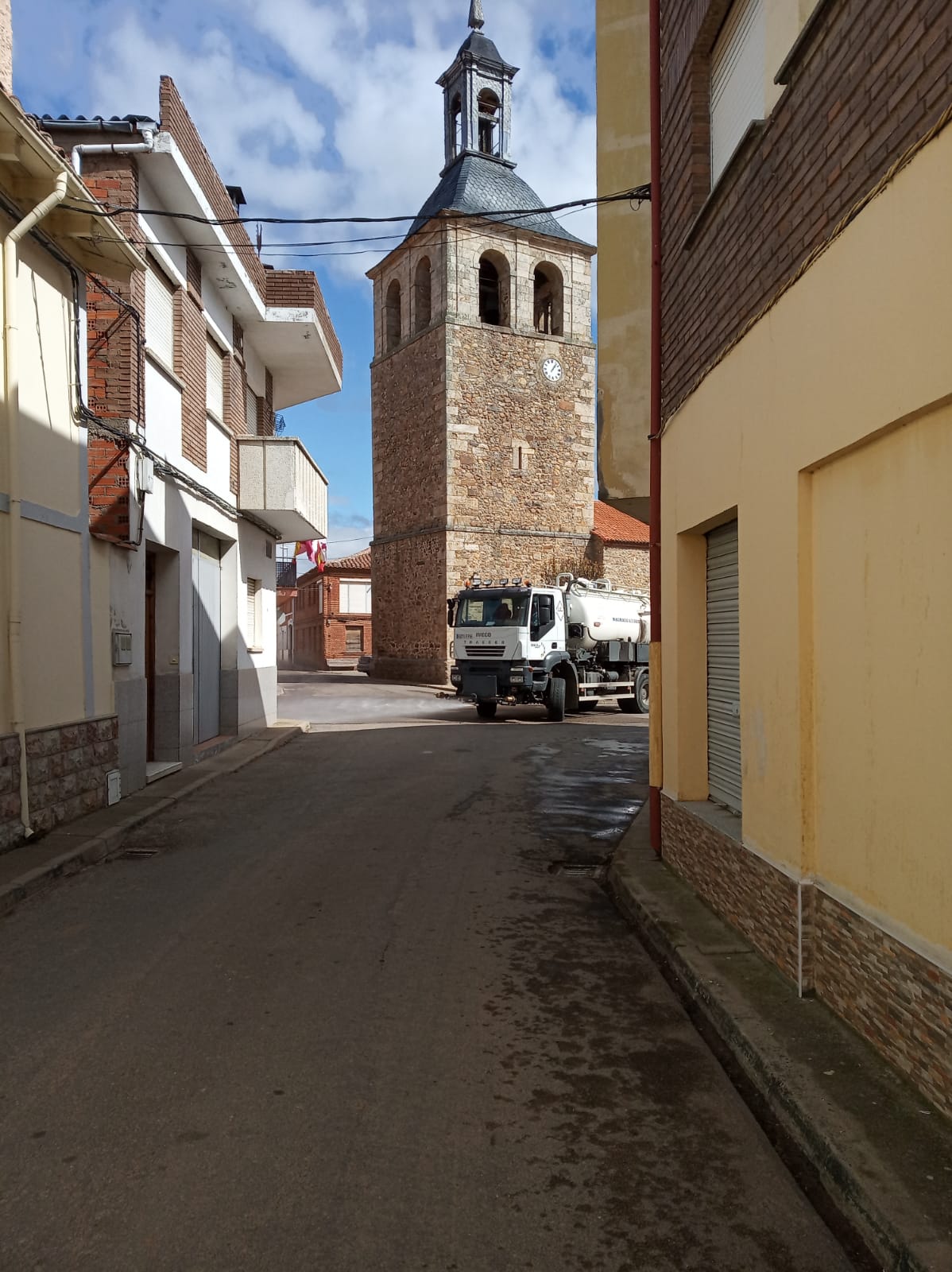 Un tractor desinfecta las calles de Llamas de la Ribera.