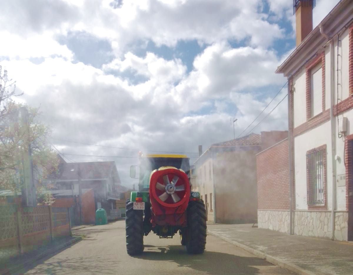 Un tractor desinfecta las calles de Llamas de la Ribera.