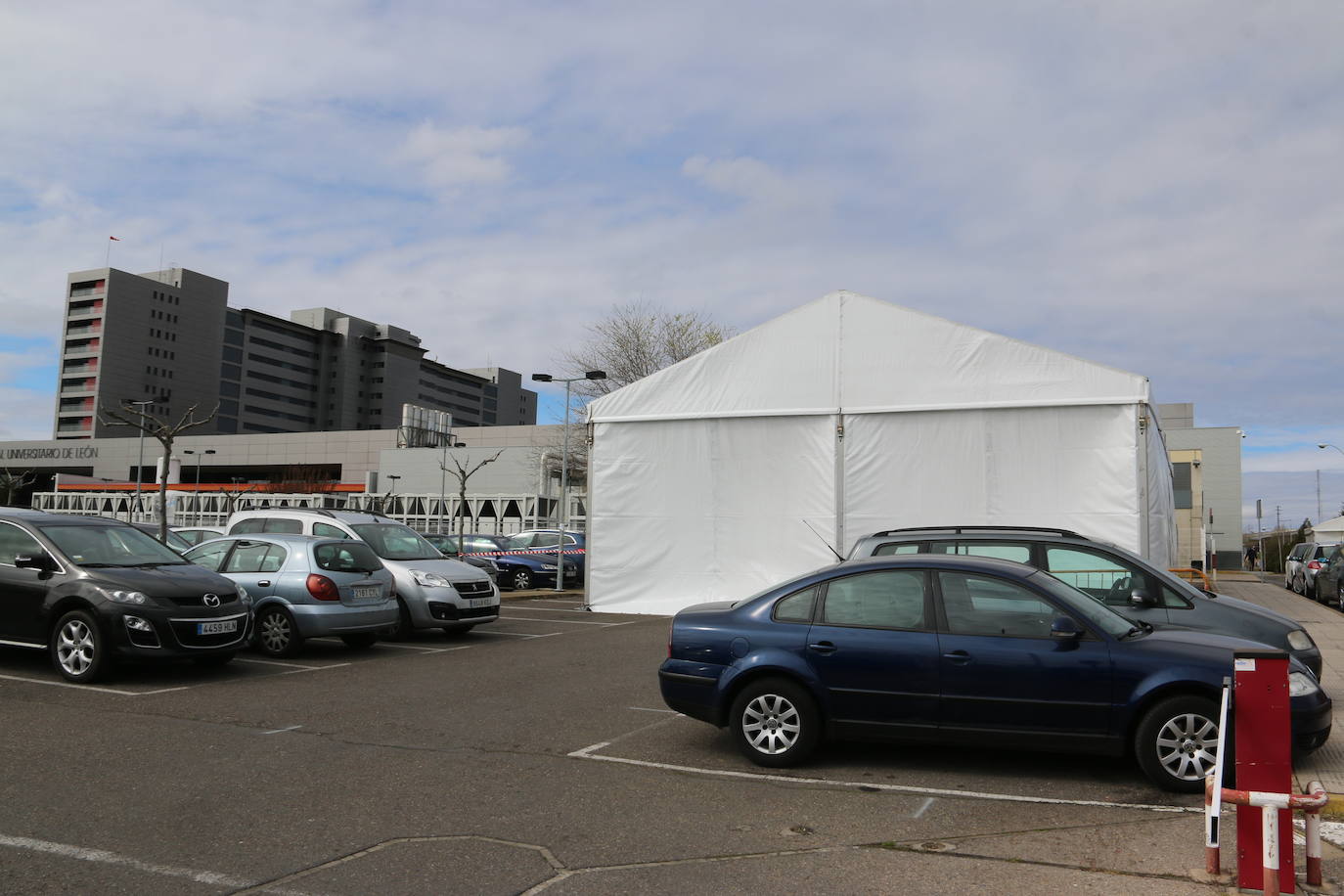 Fotos: Montaje de las carpas de pretriaje