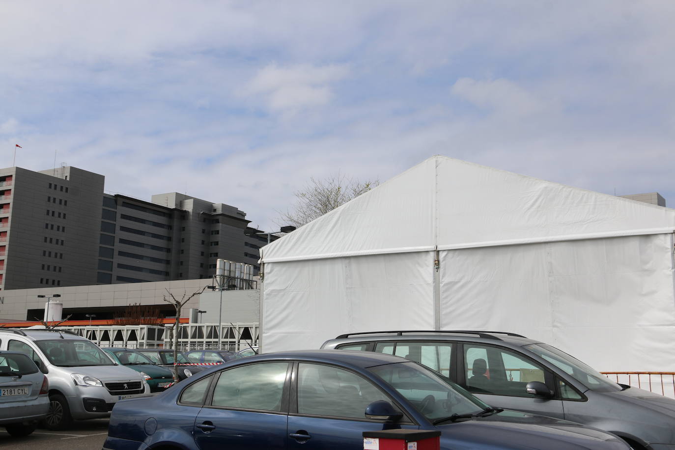 Fotos: Montaje de las carpas de pretriaje