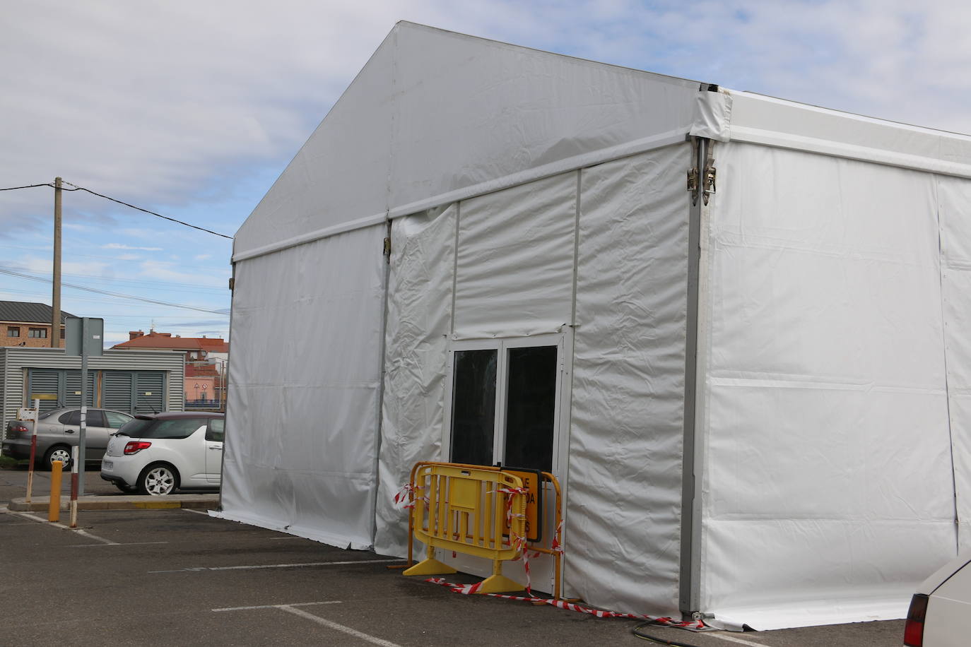 Fotos: Montaje de las carpas de pretriaje