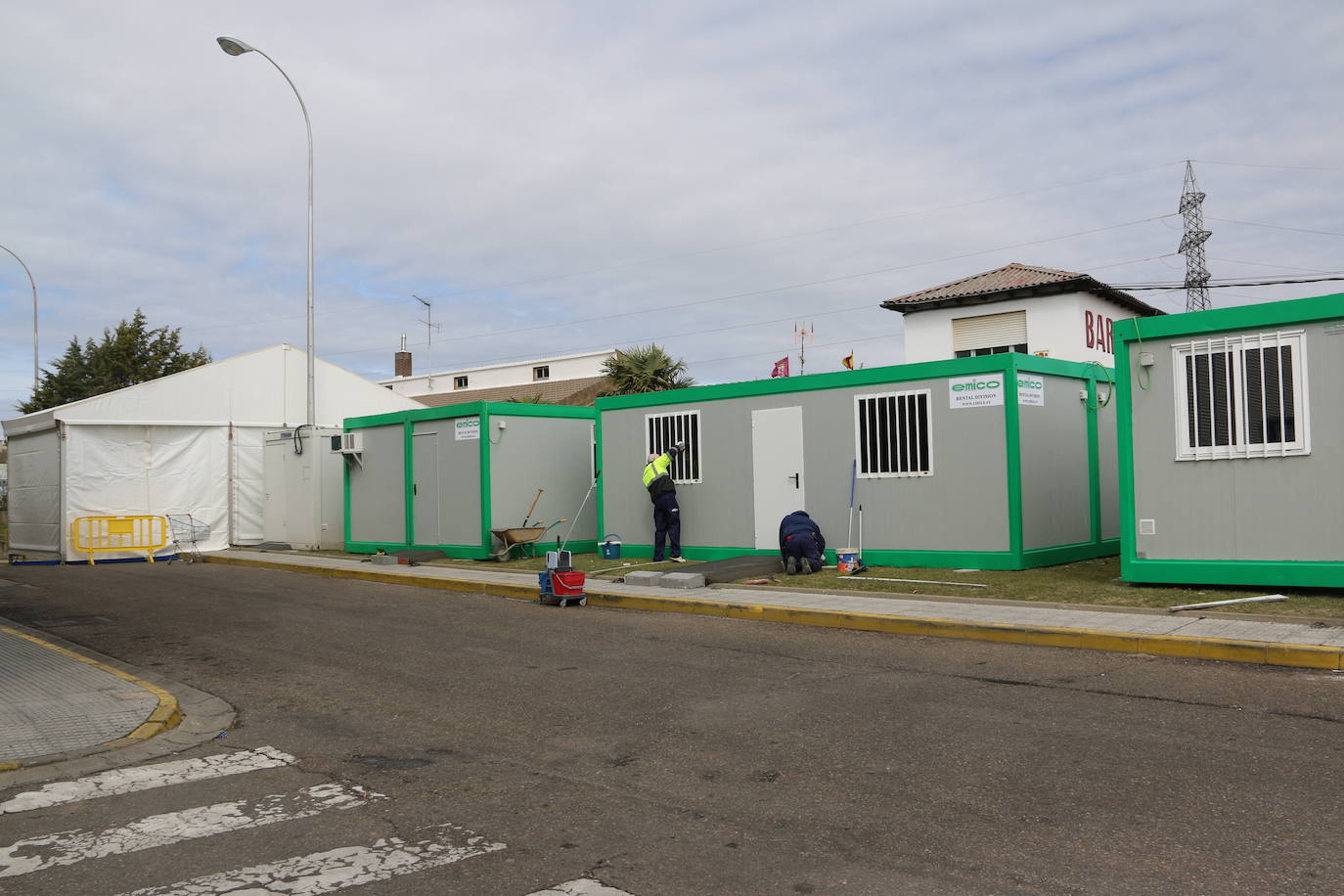 Fotos: Montaje de las carpas de pretriaje