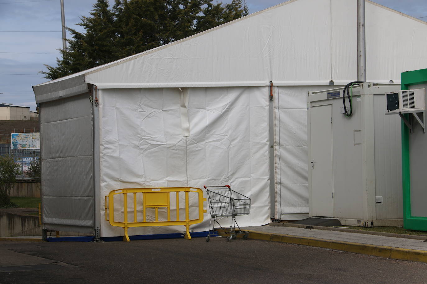 Fotos: Montaje de las carpas de pretriaje