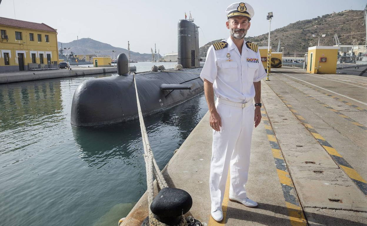 Ernesto Zarco Gil, Capitán de Navío, en la base de la Armada de Cartagena.