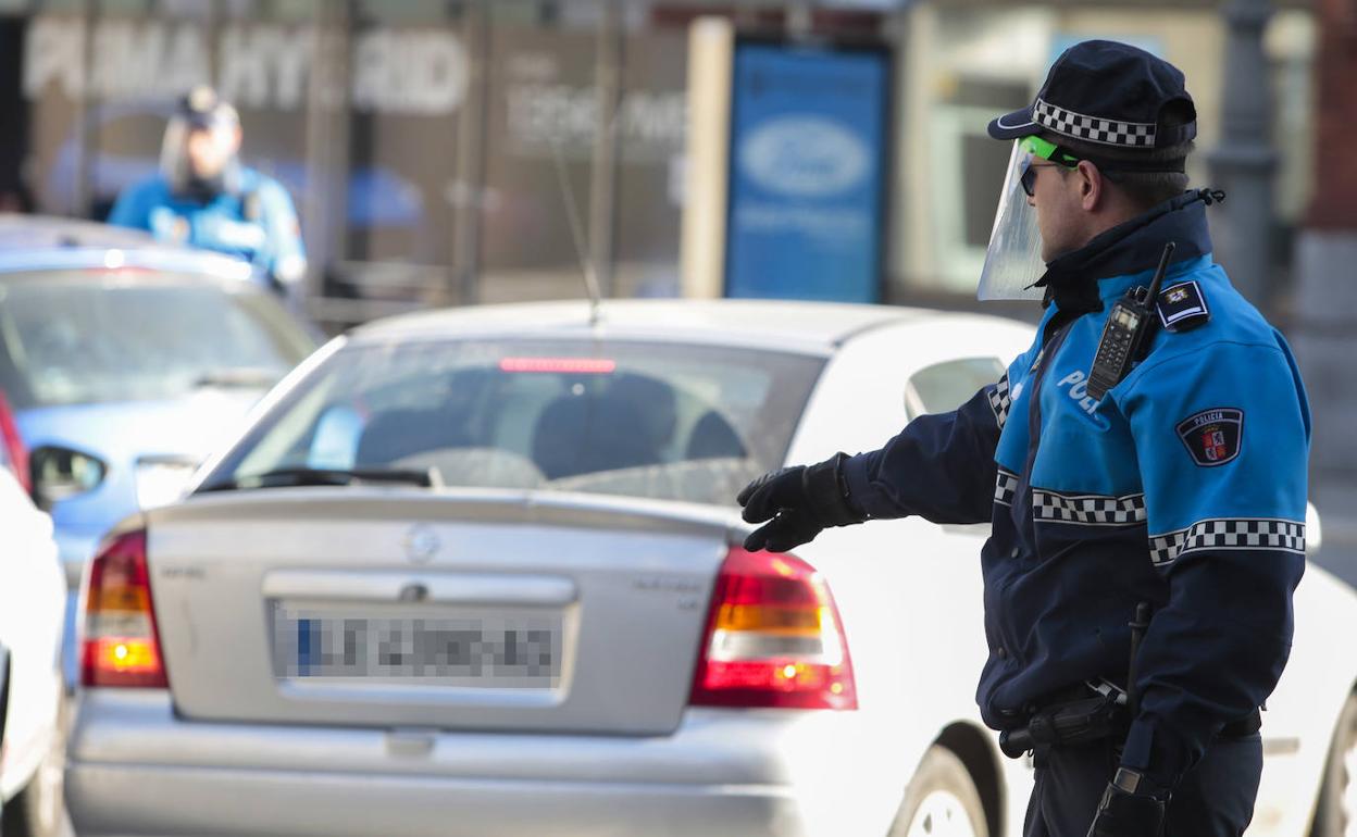 Imagen de un control policial en León.