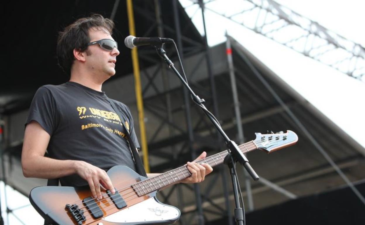 Adam Schlesinger, en un concierto de Fountains of Wayne. 