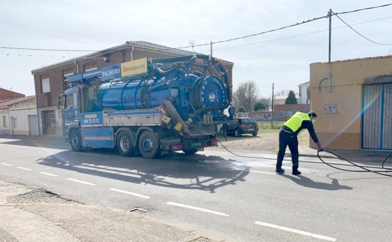 Trabajados de desinfección en la localidad de Santovenia de la Valdoncina.