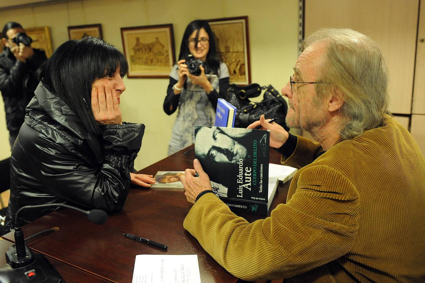 Luis Eduardo Aute posa en su casa de Madrid en 2013. 