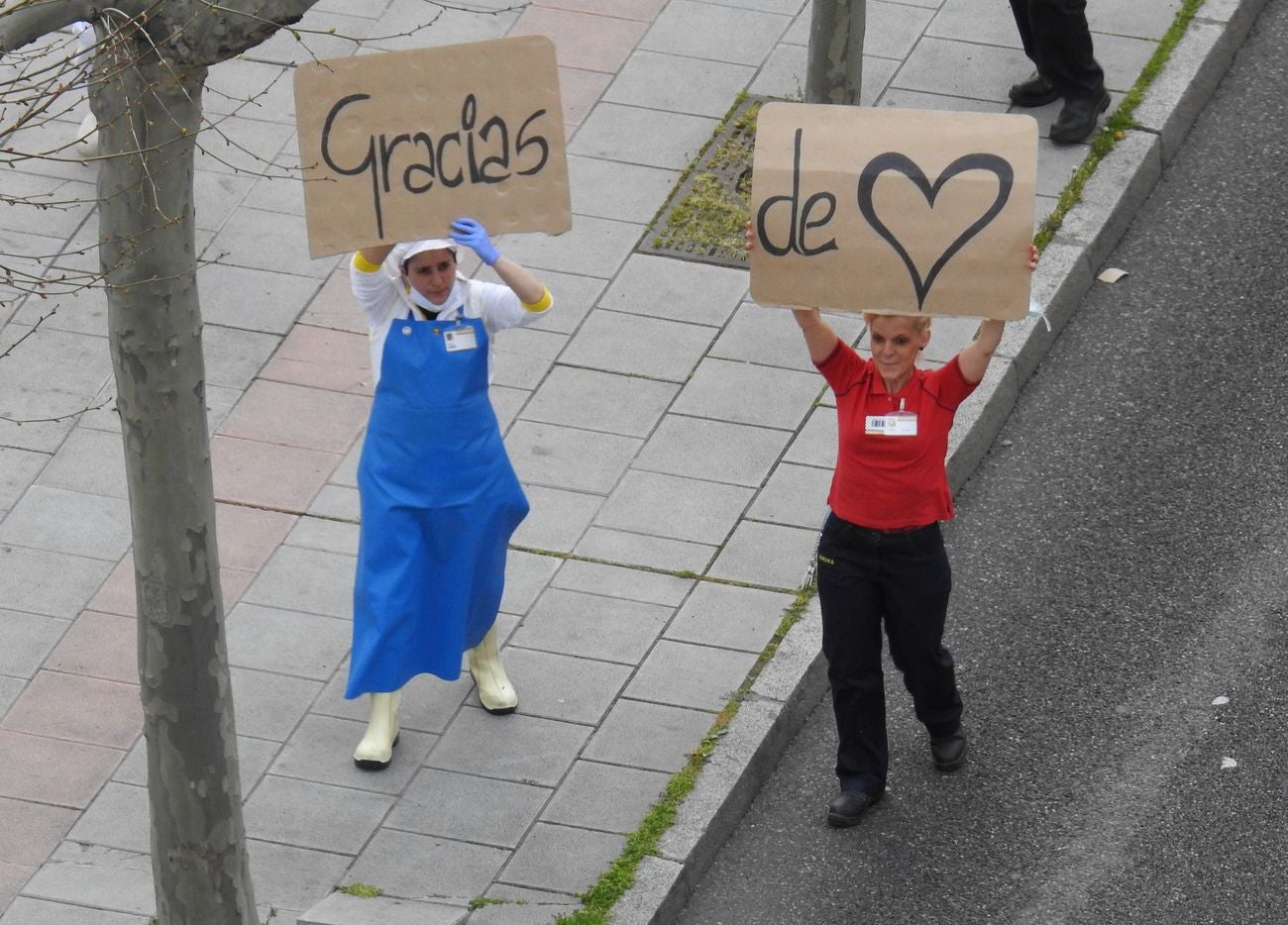 Trabajadores de los supermercados en la barriada de Eras de Renueva salen a la calle para aplaudir a los vecinos. Corazones y gratitud al aire para animar a los residentes en el duro confinamiento.