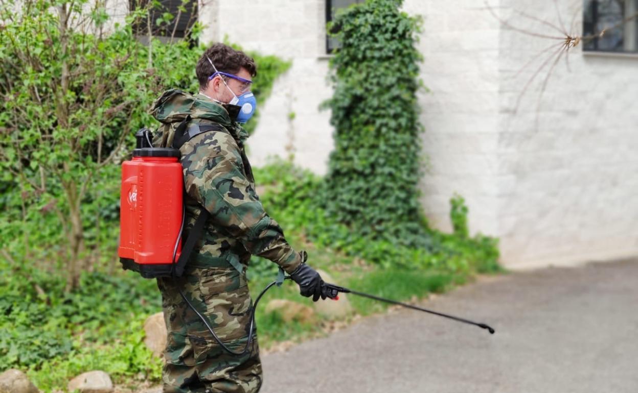 El Ejército de Tierra desinfecta la residencia de mayores 'El Robledal' de Castropodame