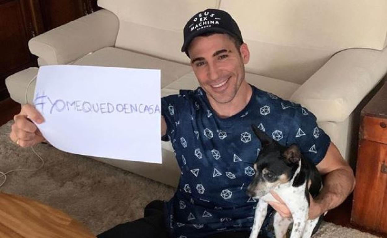 Miguel Ángel Silvestre con su perro en casa.